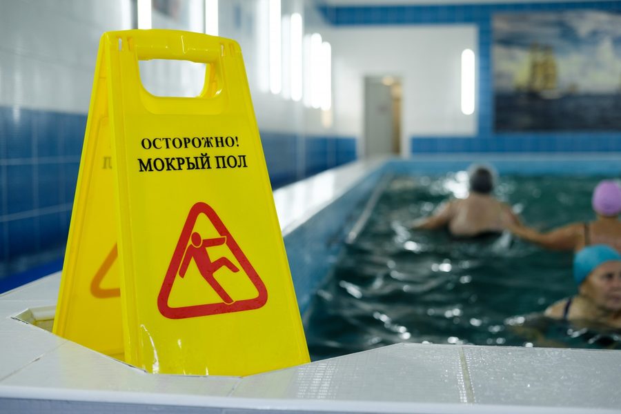 Плавательные доски у бортика бассейна — фото 7