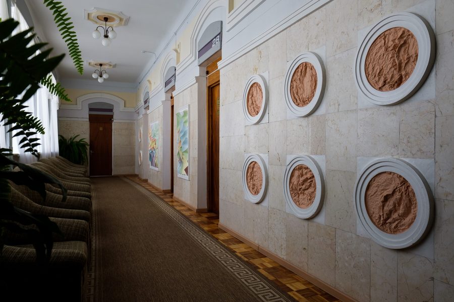 Коридор корпуса с декоративными панно на стенах — фото 6