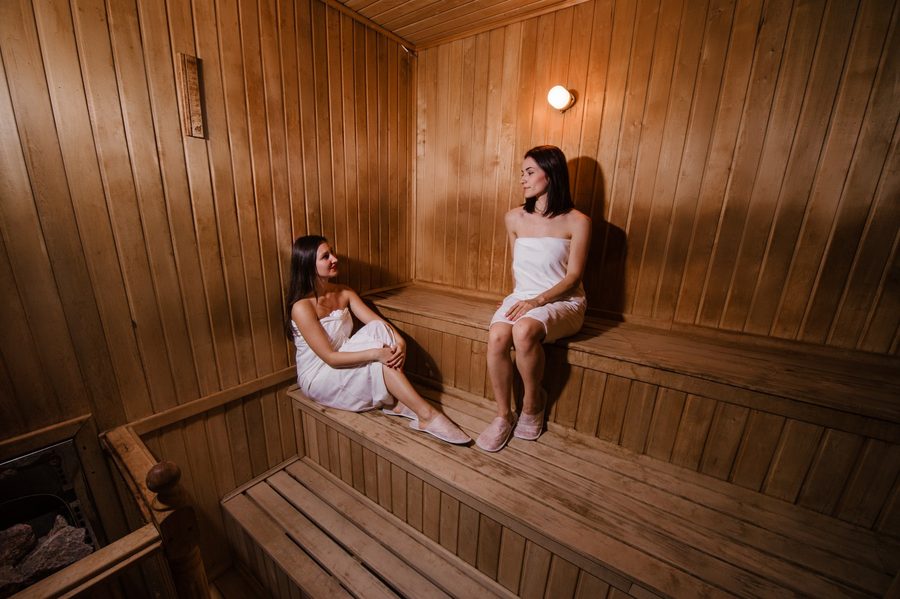 Финская сауна с деревянными полками в SPA-комплексе — фото 4