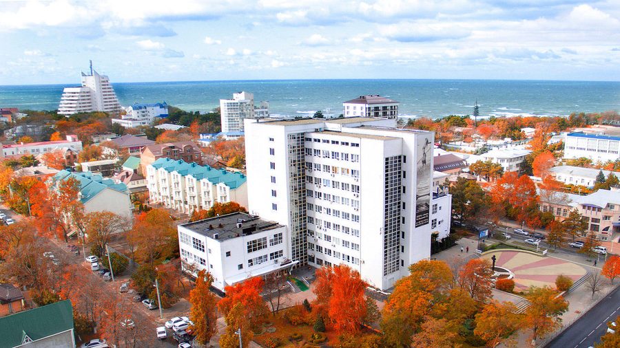 Корпуса санатория «ДиЛУЧ» в Анапе и побережье Чёрного моря с высоты — фото 2