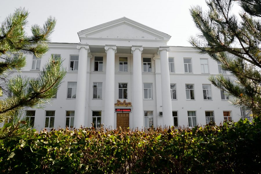 Фасад административного корпуса санатория «ДиЛУЧ» в Анапе